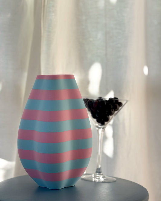 3D-gedruckte Muse Vase in Pink und Eisblau mit gleichmäßigem Streifenmuster, Designer Piece