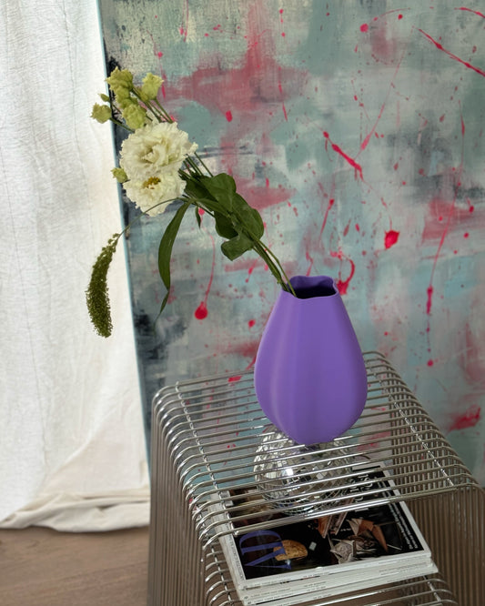 ästhetische moderne Vase in lila, hergestellt in deutschland