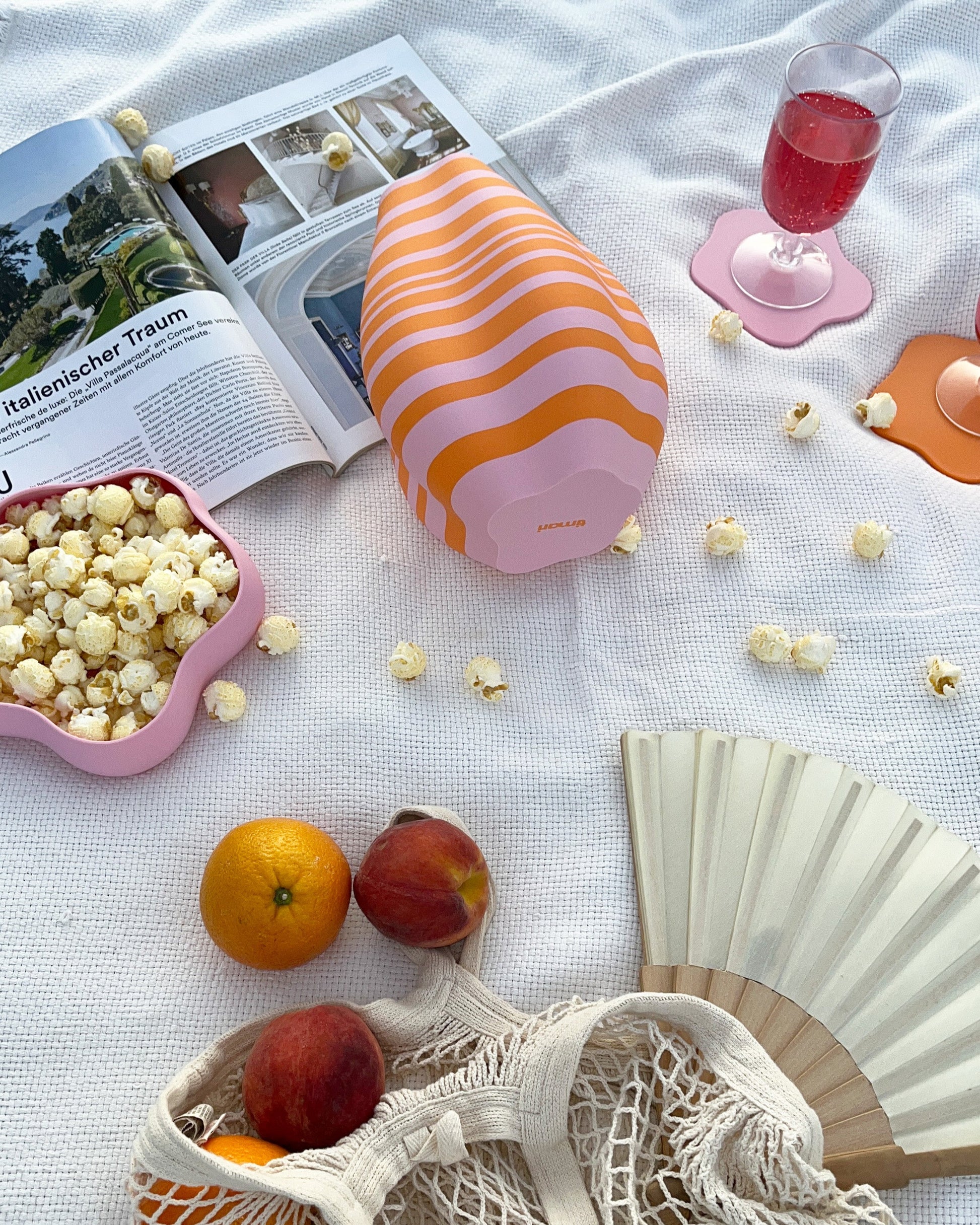 3D-gedruckte Vase in Orange und Pink auf Picknickdecke, modernes Interior Design Highlight