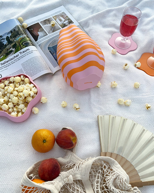 3D-gedruckte Vase in Orange und Pink auf Picknickdecke, modernes Interior Design Highlight