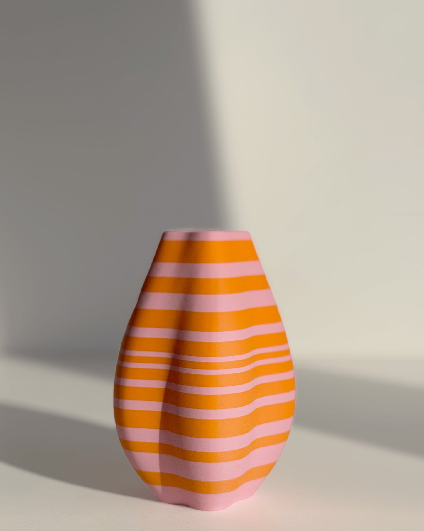 Detailaufnahme unregelmäßiger Streifen, 3D-gedruckte Muse Vase als Interior Highlight, timariHome Wohnaccessoires