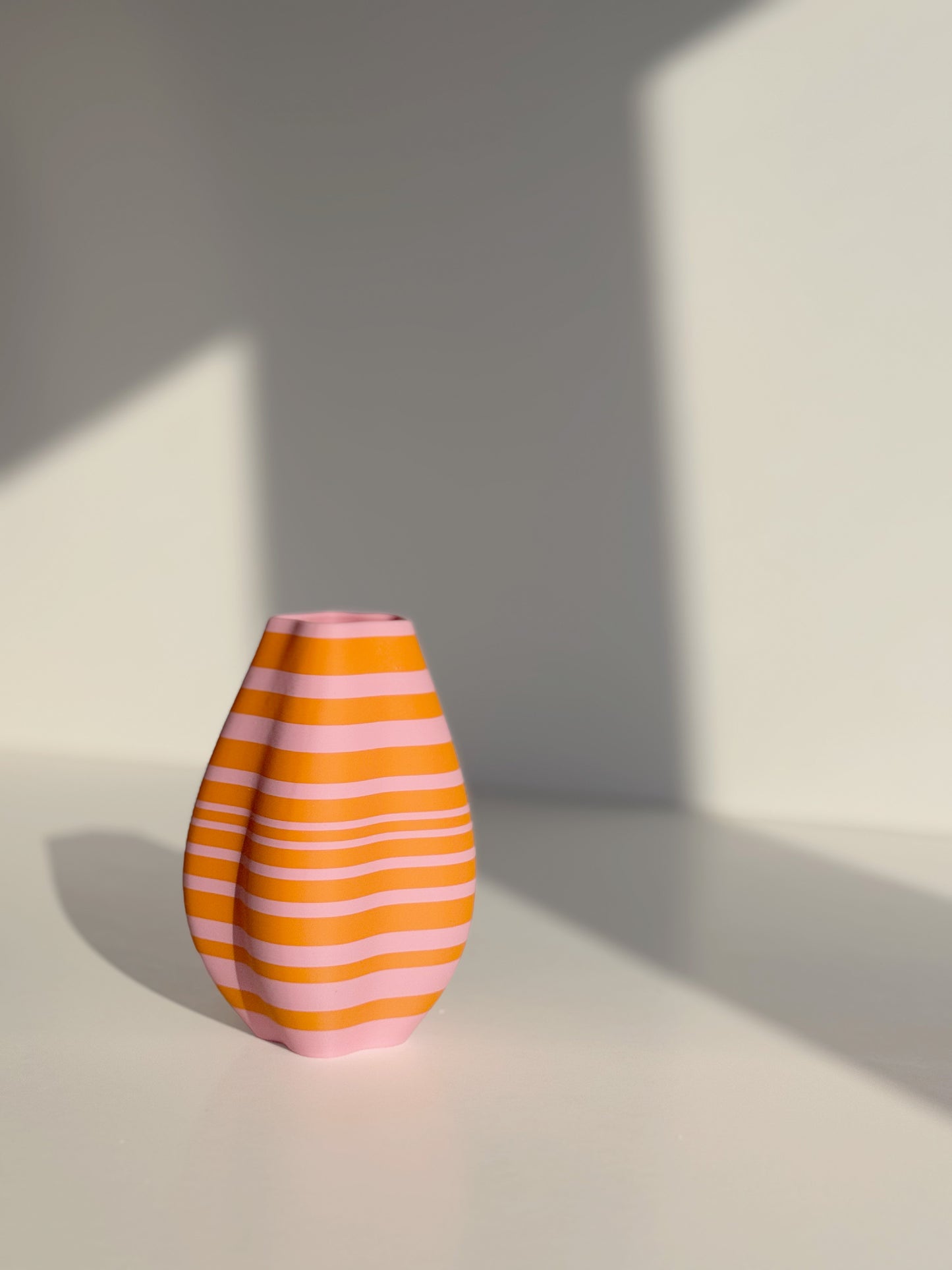 Detailaufnahme unregelmäßiger Streifen, 3D-gedruckte Vase als Interior Highlight, Perfekt zum Verschenken oder um sich selbst zu Beschenken, Interior Piece, Designer Piece 