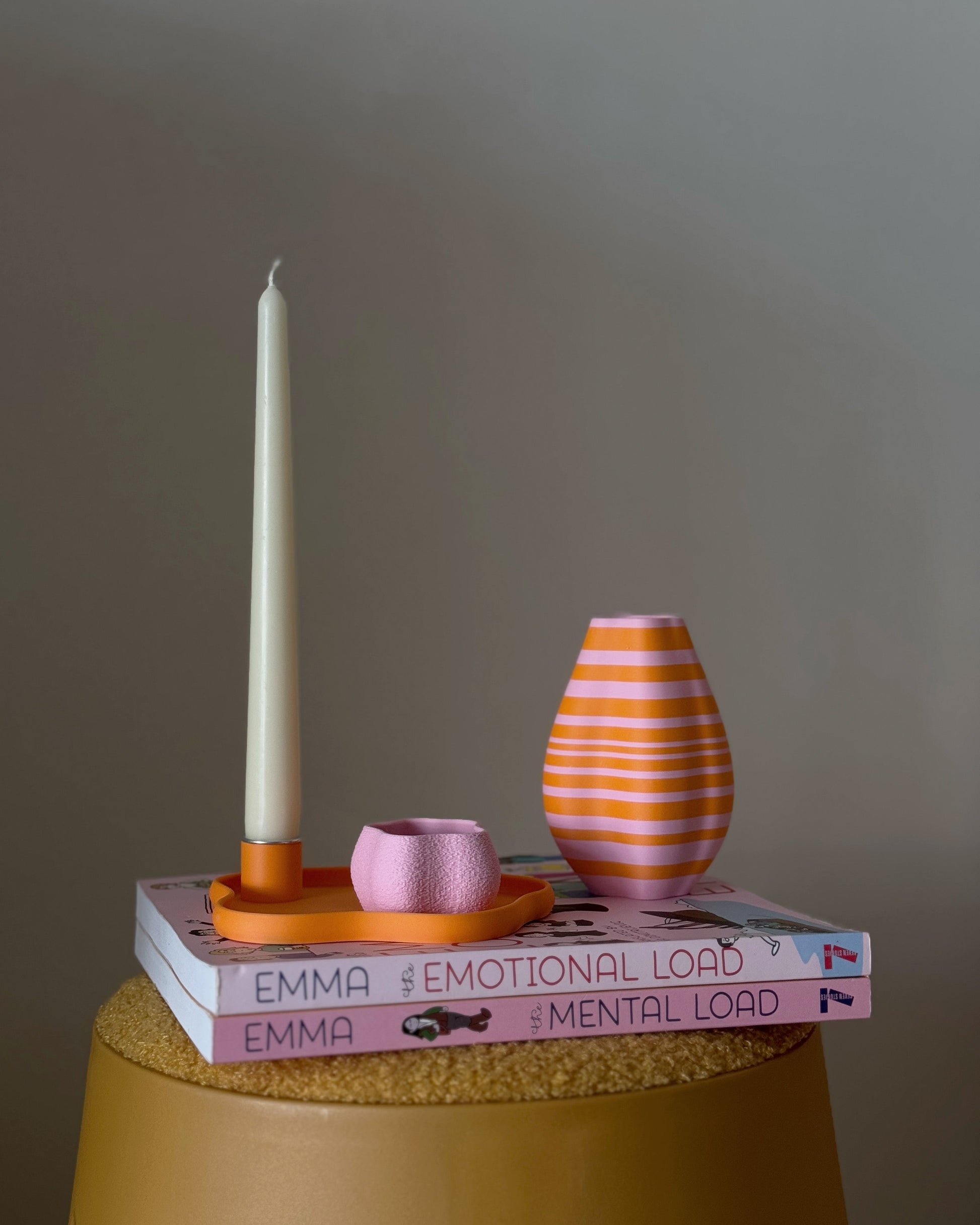 3D-gedruckte Vase in Orange und Pink mit ungleichmäßigem Streifenmuster, Designer Piece, Designer Wohnaccessoires dekoriert auf einem Hocker