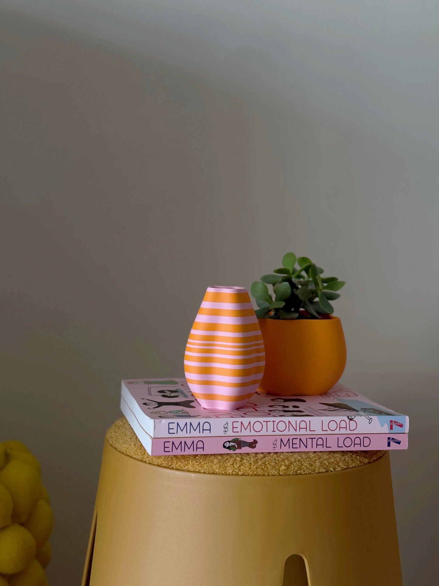 Farbige Vase in zwei Größen, Designerstück und perfektes Geschenk, Neben einem Eden Planter von timariHome in der Farbe Orange