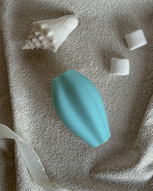 POISE VASE