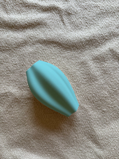 POISE VASE