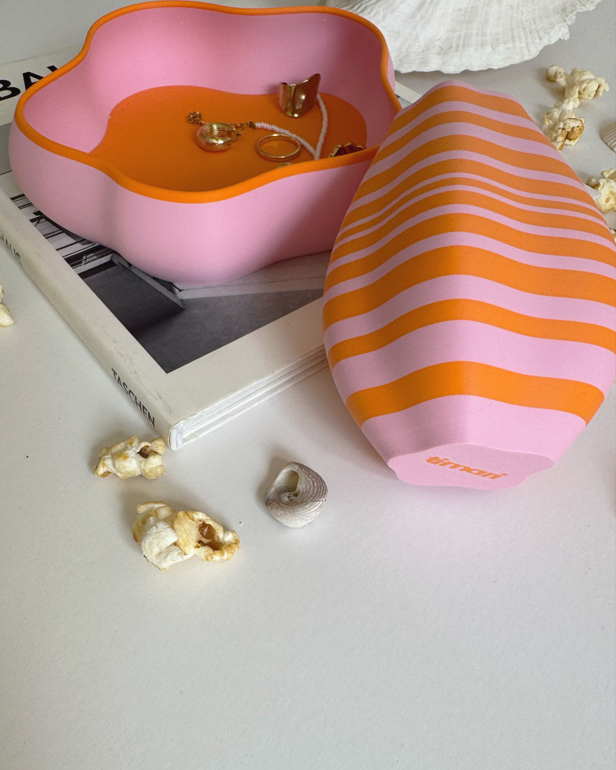 close-up von einer 3d gedruckten Vase in rosa und orange