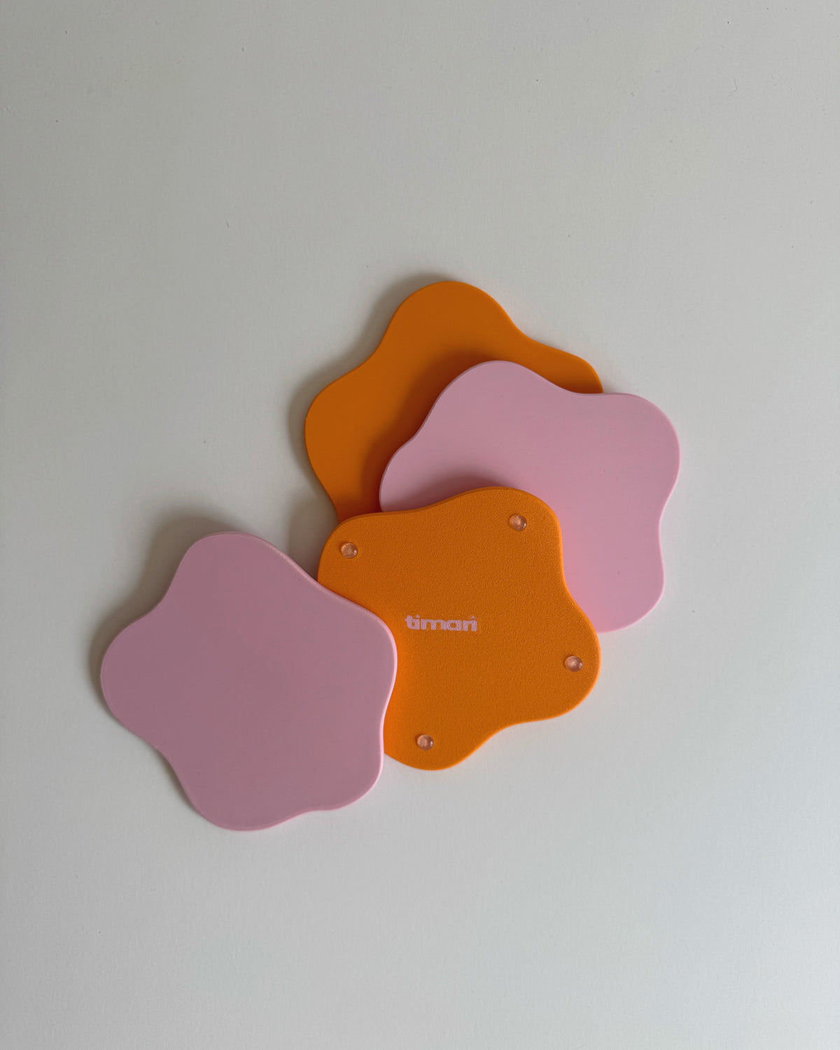 vier 3d gedruckte Untersetzer set in rosa und orange, sommerlich, minimal