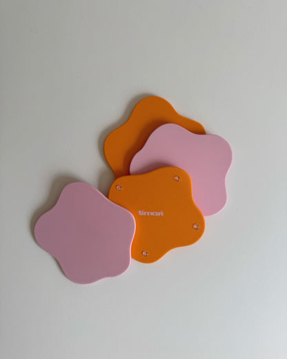 vier 3d gedruckte Untersetzer set in rosa und orange, sommerlich, minimal