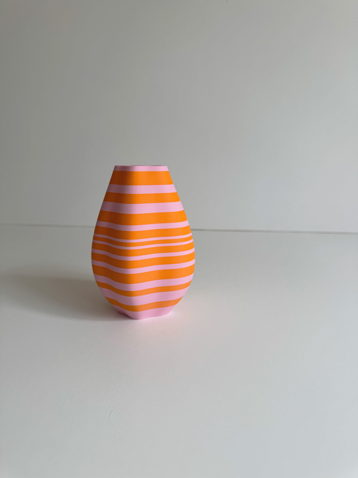 3d gedruckte vase mit frischen wildblumen in sommerfarben, interieur styling