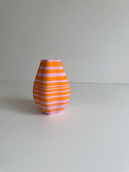 3d gedruckte vase mit frischen wildblumen in sommerfarben, interieur styling