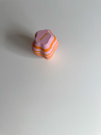 3d gedruckte vase mit frischen wildblumen in sommerfarben, interieur styling, orange und rosa