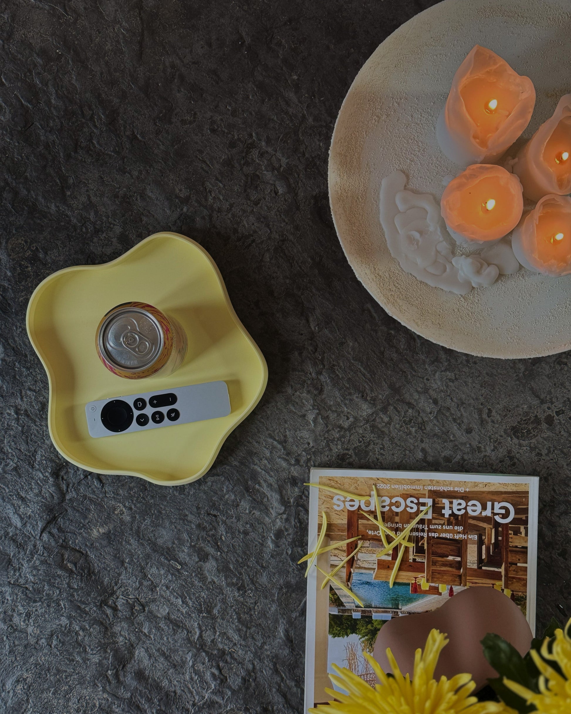 organisches tableau in butter yellow