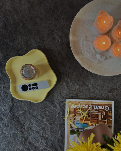 organisches tableau in butter yellow