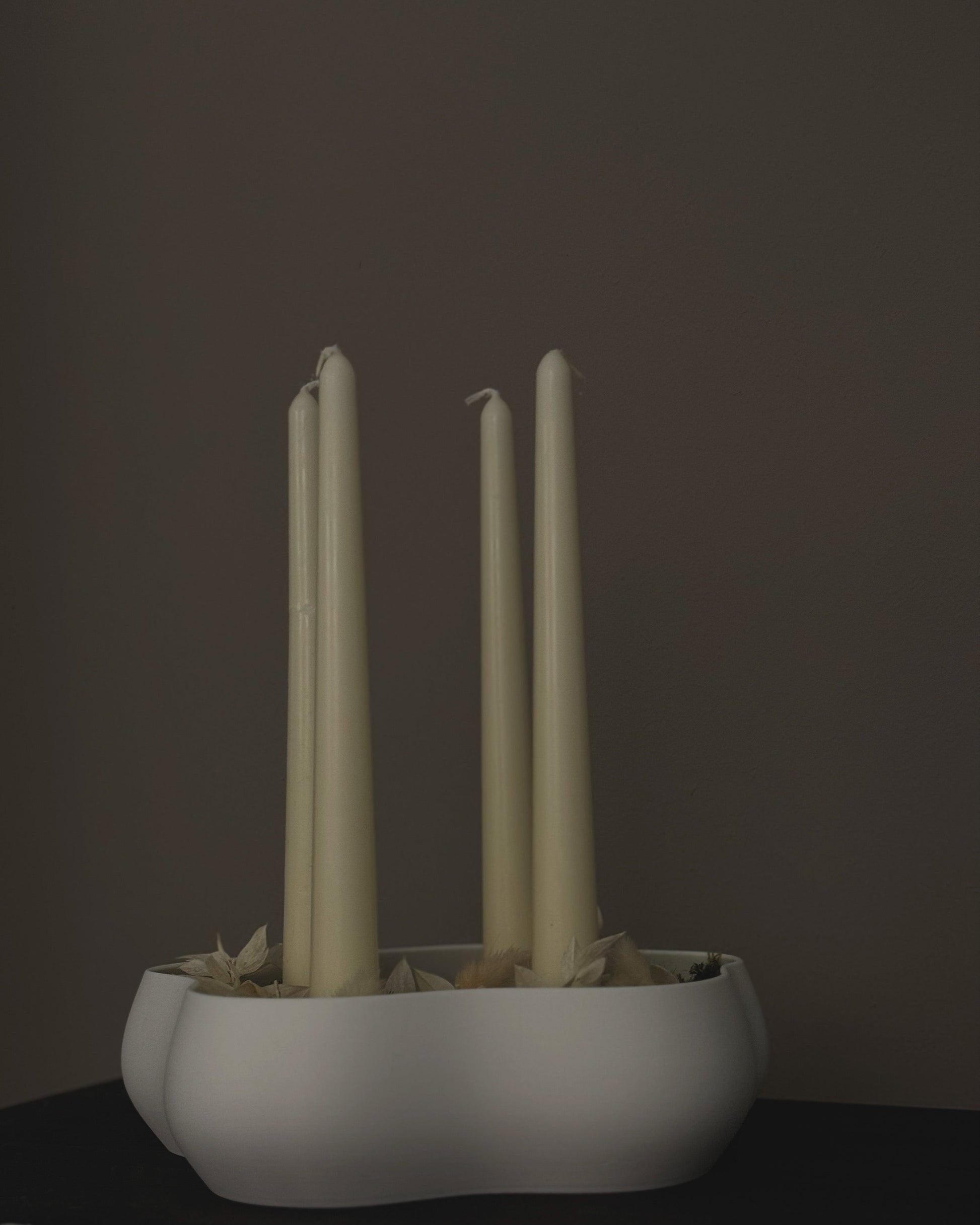 fertiger Adventskranz in weiß, Stabkerzen als Adventskranz, hergestellt in Heidelberg, Deutschland