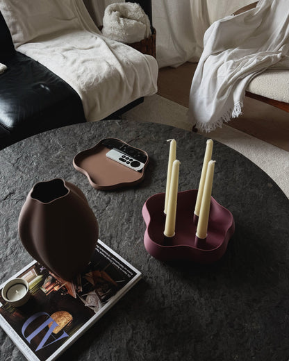 Nahaufnahme eines handgefertigten Adventskranzes – hochwertige Oberfläche im modernen Design