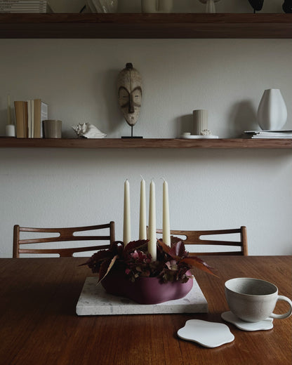 Skandinavischer Adventskranz im Interior-Styling – elegantes Designobjekt für die Weihnachtszeit, in Bordeaux Rot