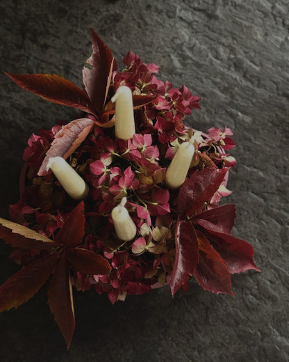 Nachhaltiger Kerzenhalter für vier Stabkerzen – zeitloser Adventskranz im skandinavischen Stil in bordeaux rot