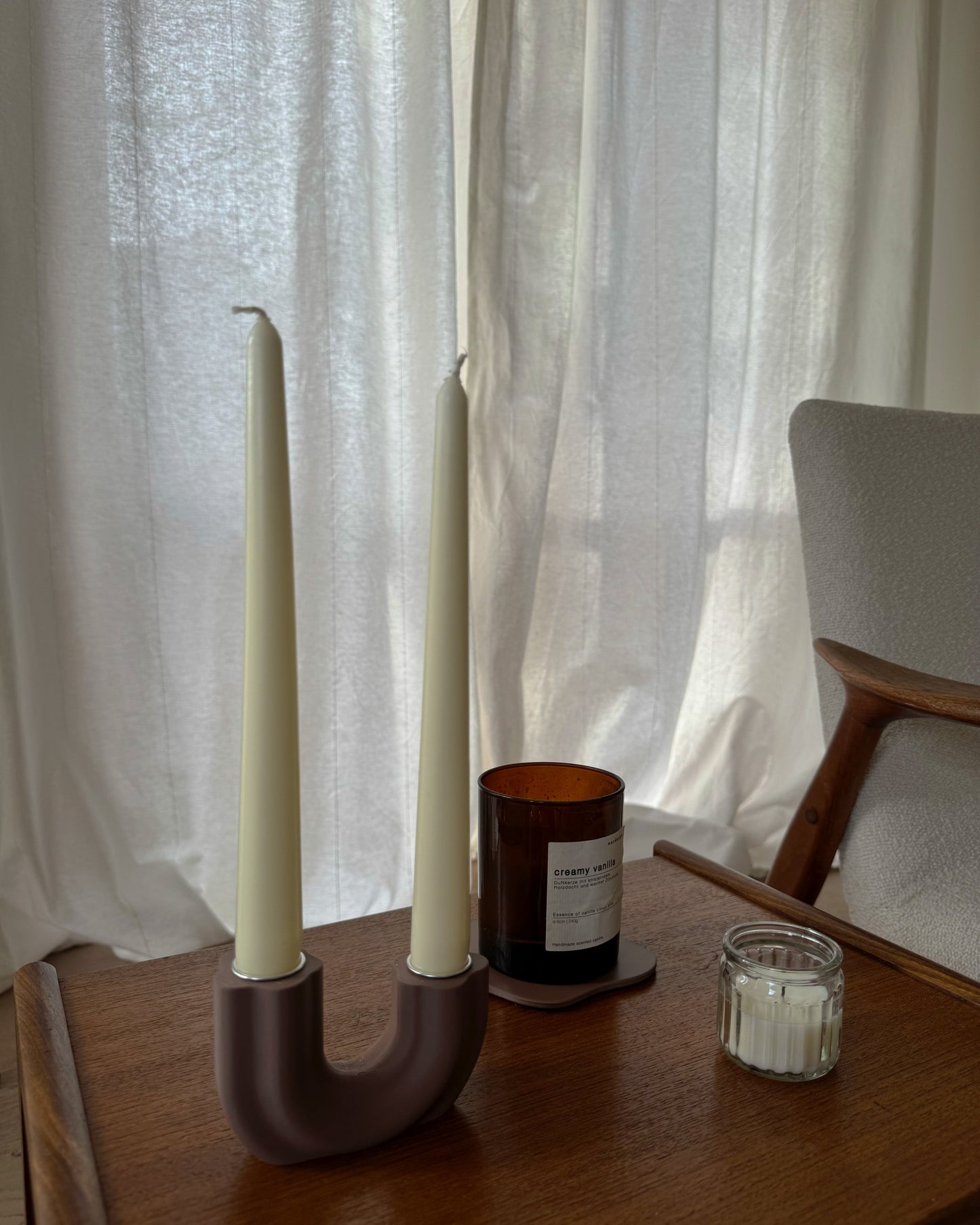 Mocha Stabkerzenhalter, zwei Stabkerzen, Geschwungener Stabkerzenhalter