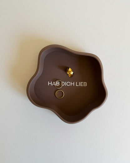 Schmuckschale mit personalisiertem Schriftzug, Hab dich lieb für Mama, braune Ablageschale mit weißem Schriftzug, in der Mitte liegt Schmuck