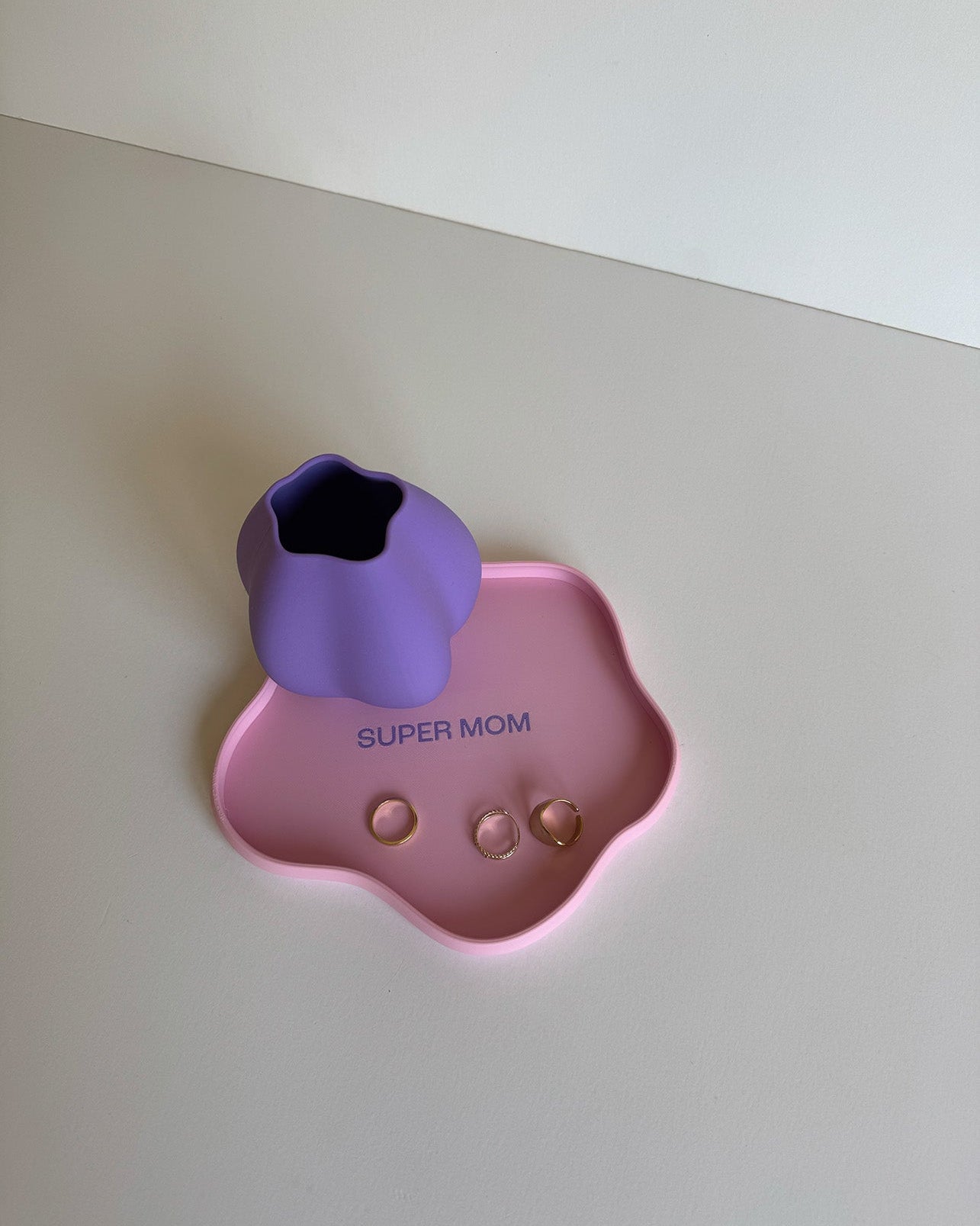 Ablage in rosa mit lila Schriftzug "SUPER MOM" in lila, passende lila Vase