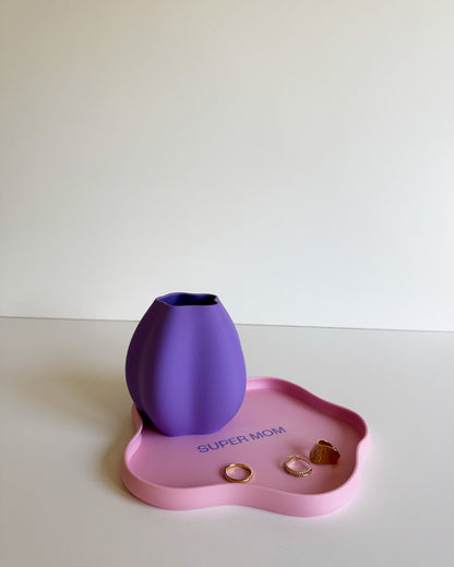 Ablage in rosa mit lila Schriftzug "SUPER MOM" in lila, passende lila Vase