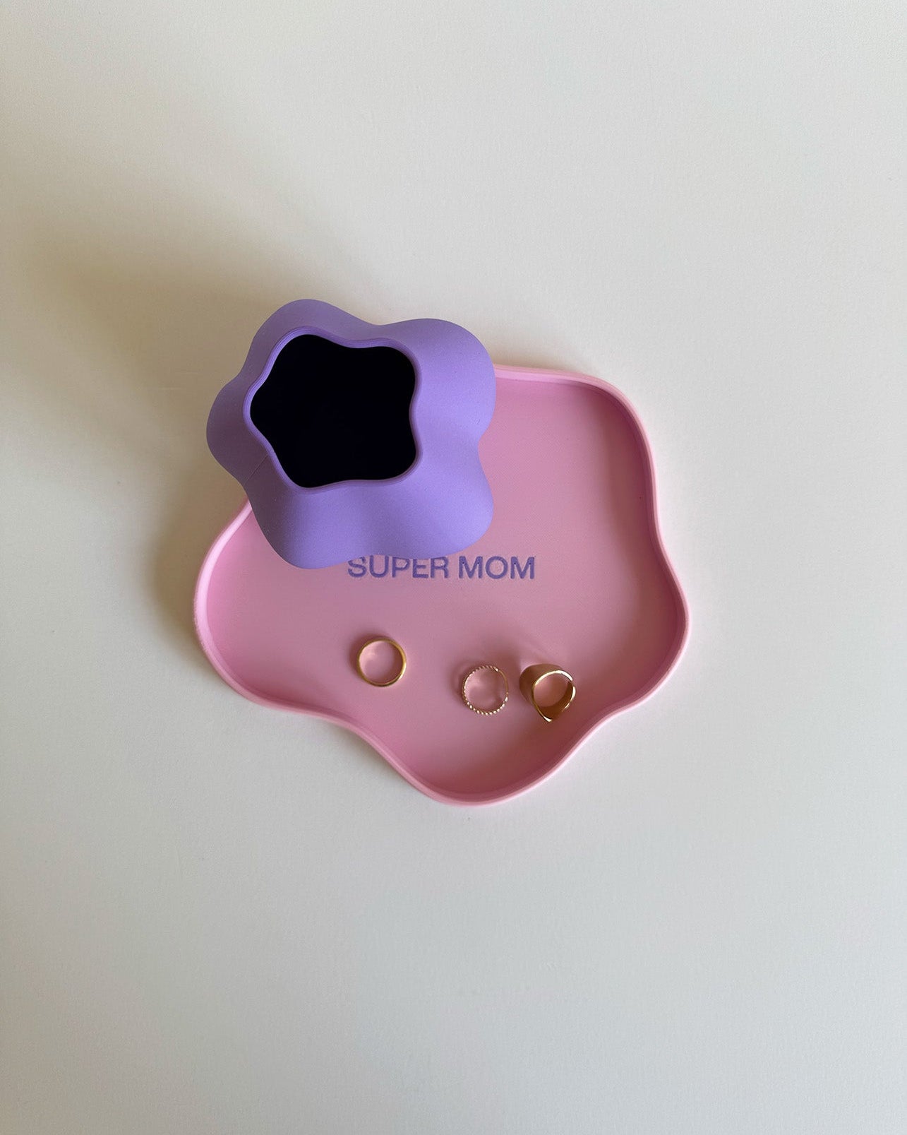 Ablage in rosa mit lila Schriftzug "SUPER MOM" in lila, passende lila Vase