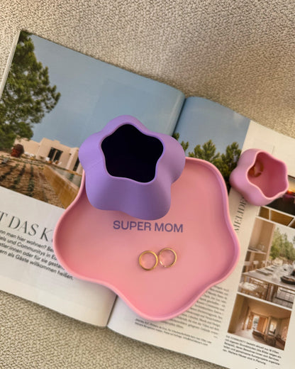 Ablage in rosa mit lila Schriftzug "SUPER MOM" in lila, passende lila Vase