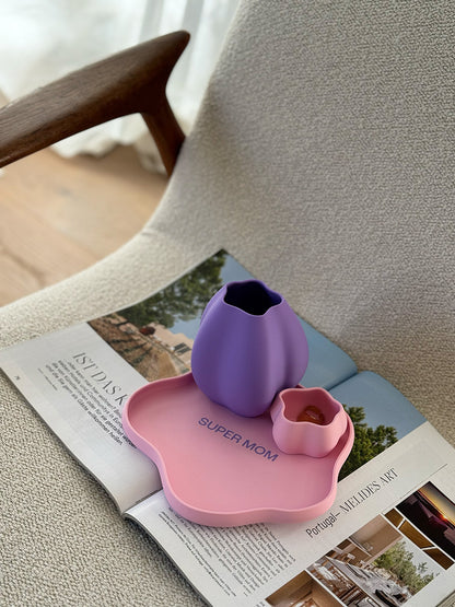Ablage in rosa mit lila Schriftzug "SUPER MOM" in lila, passende lila Vase